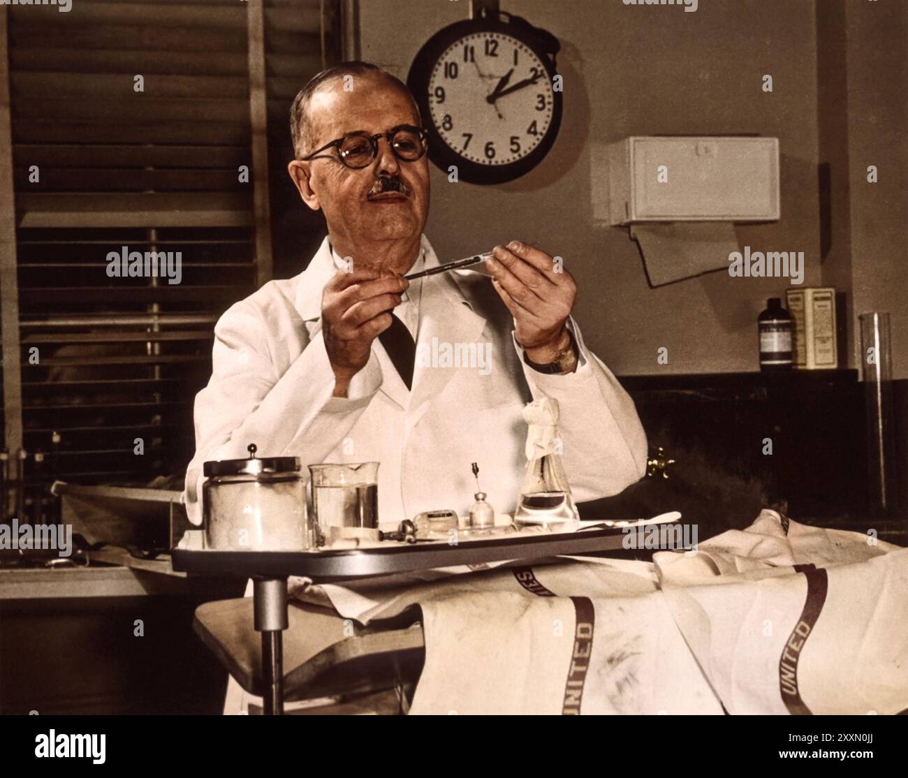 Dr. Bernardo Houssay arbeitet im Labor. Jahr 1949. Von J.W. McGuire. Stockfoto