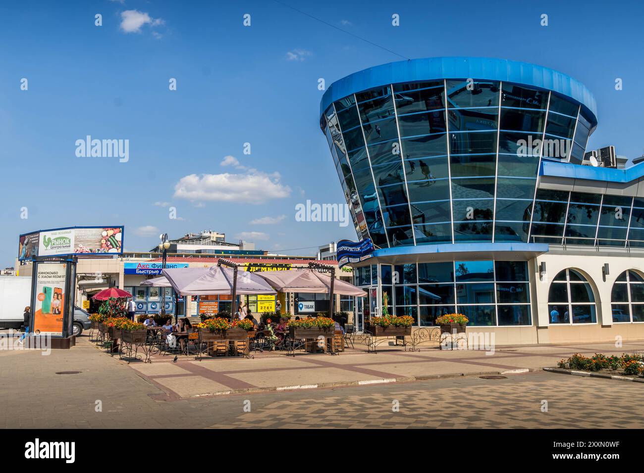 Das Glasgebäude in der Innenstadt von Belgorod, Stadt im Westen Russlands. Stockfoto