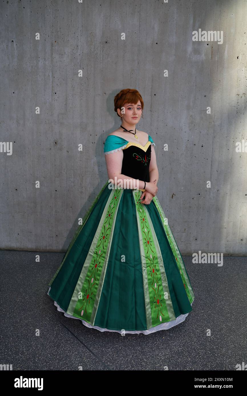 New York, Usa. August 2024. Cosplayer Pebbles aus Florida kleidet sich als Vanna von Frozen und besucht 2024 Anime NYC im Jacob Javits Center in New York City am 23. August 2024. (Foto: Gordon Donovan) Credit: NurPhoto SRL/Alamy Live News Stockfoto