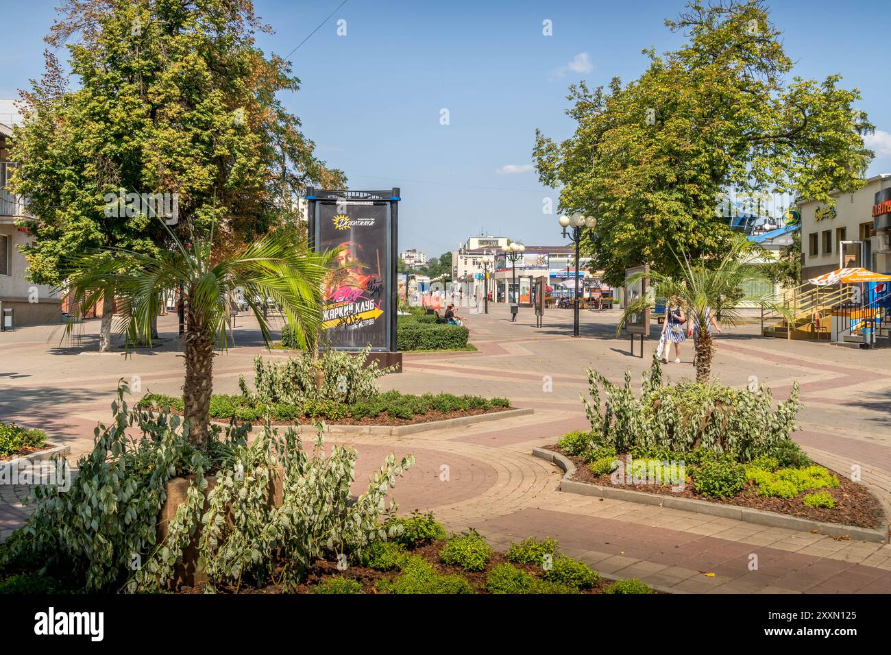 Die Aussicht auf die Innenstadt von Belgorod, eine Promenade im Stadtzentrum, mit den Russen während des warmen Sommertages. Stockfoto