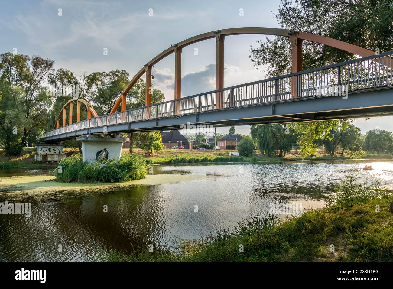 Die Brücke über den Fluss Vezelka, einen Nebenfluss des Donets, in der Oblast Belgorod, einer russischen Region nahe der Grenze zur Ukraine. Stockfoto