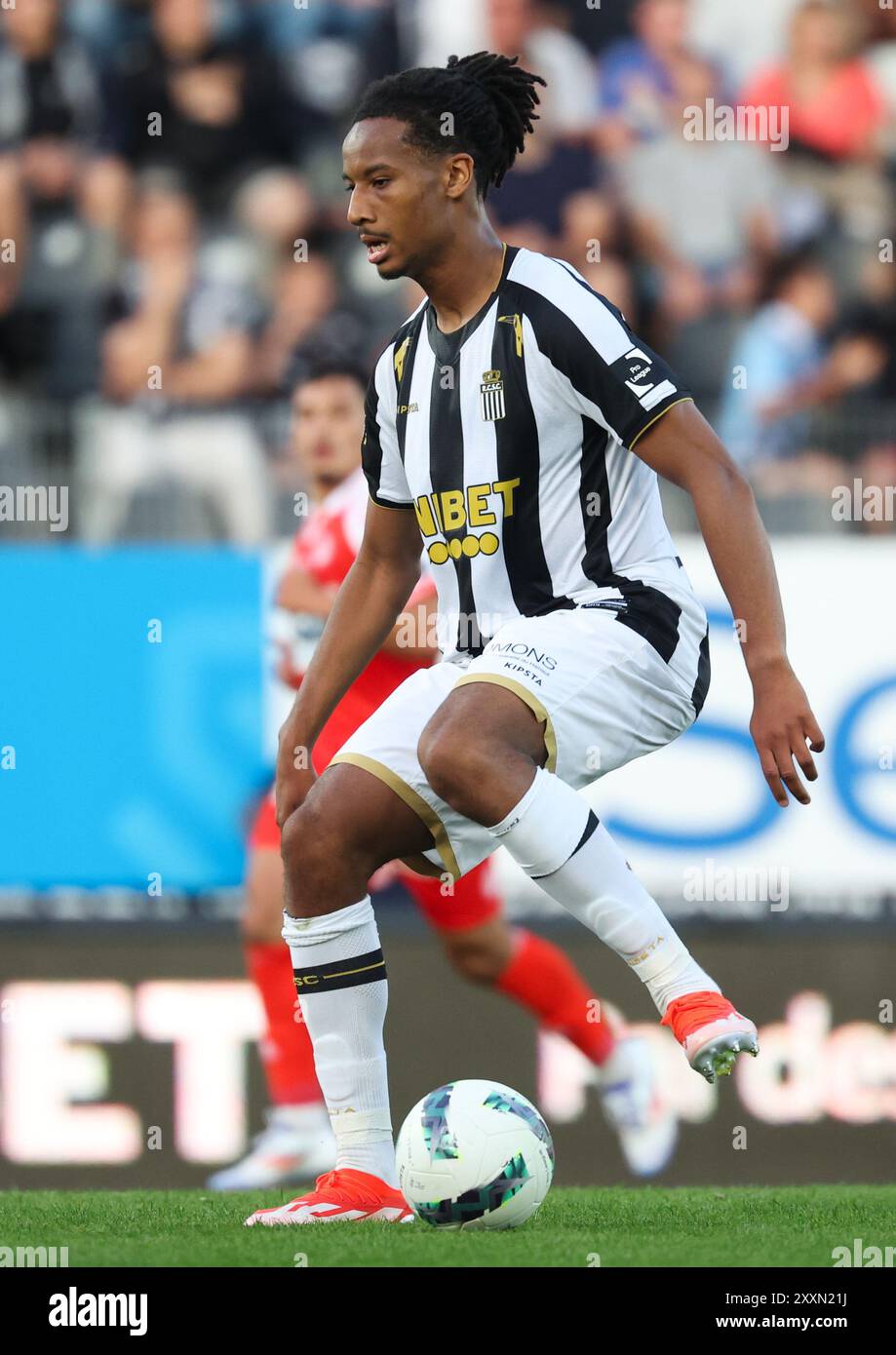 Charleroi, Belgien. August 2024. Charlerois Etienne Camara wurde während eines Fußballspiels zwischen dem Sporting Charleroi und dem KV Kortrijk am Sonntag, den 25. August 2024 in Charleroi, am 5. Tag der Saison 2024-2025 der ersten Liga der „Jupiler Pro League“ der belgischen Meisterschaft in Aktion gesetzt. BELGA PHOTO VIRGINIE LEFOUR Credit: Belga News Agency/Alamy Live News Stockfoto