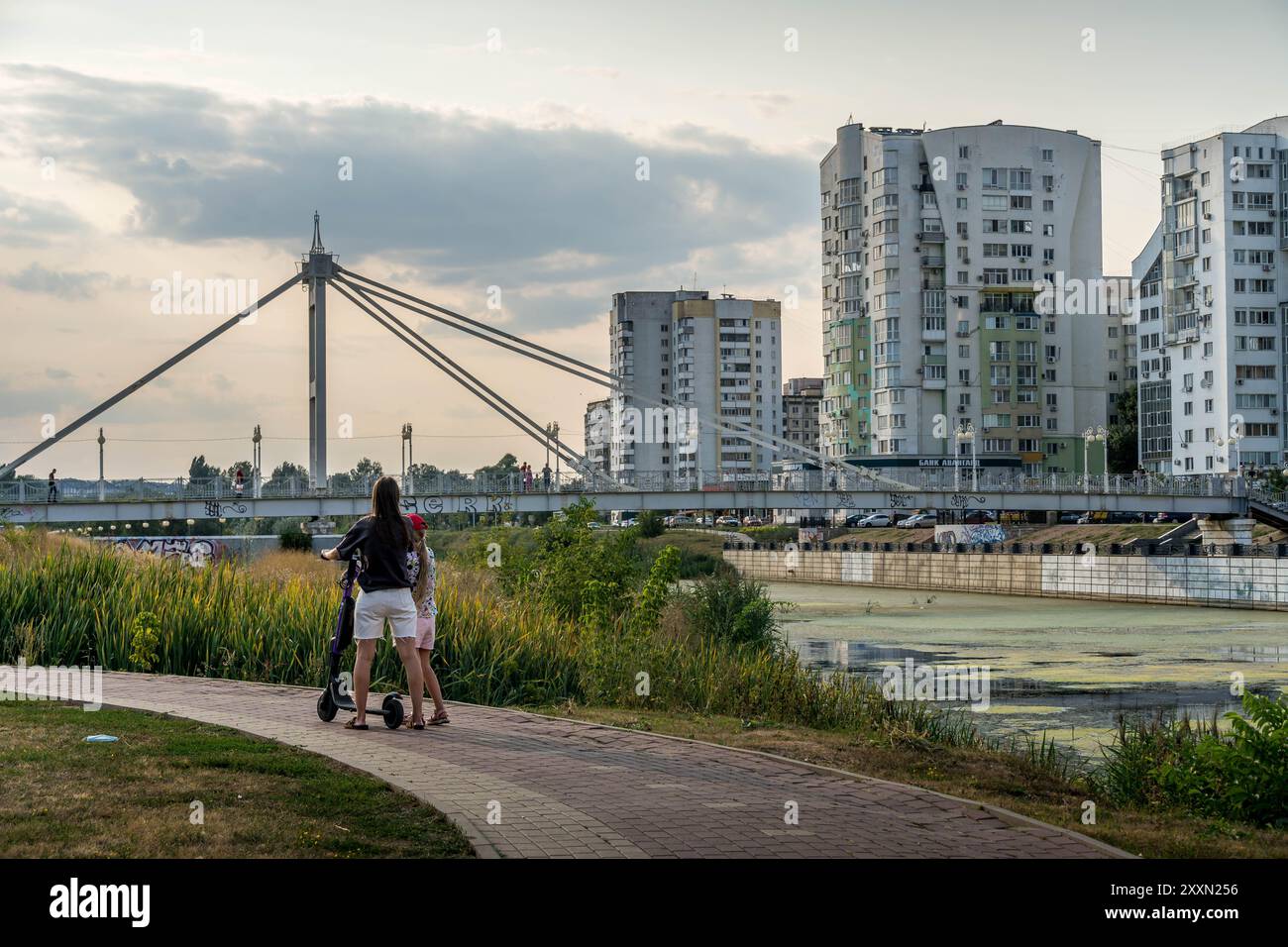 Die Brücke über den Fluss Vezelka mit russischer Architektur in Belgorod, einer großen Stadt in der Region Belgorod, nahe der Grenze zur Ukraine. Stockfoto