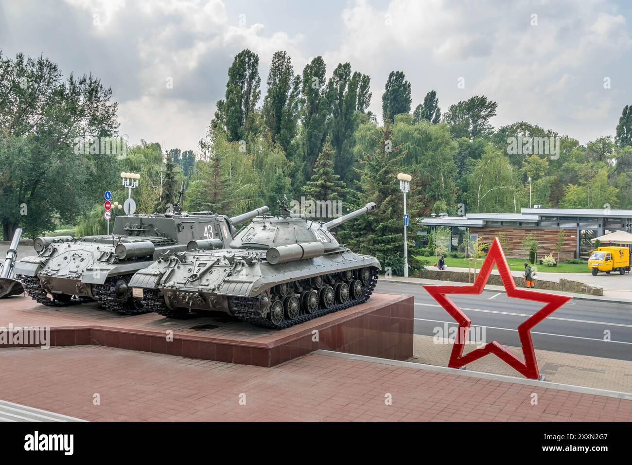 Die russischen Panzer in der Nähe des Kursker Kampfmuseums in Belgorod, einer Stadt in Russland nahe der Grenze zur Ukraine. Stockfoto