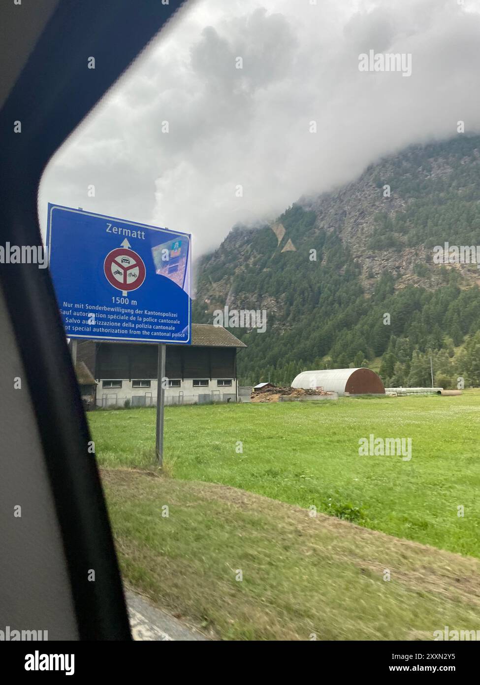Schild Zermatt Road, Road to Zermatt Switzerland Stockfoto