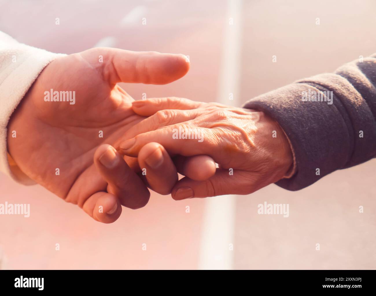 Hände in Nahaufnahme, Mann und Frau unterstützen sich. Stockfoto