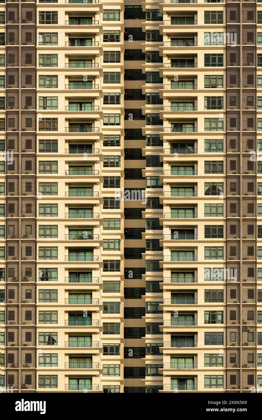 Ein modernes Hochhaus mit vielen Fenstern und Balkonen. Stockfoto