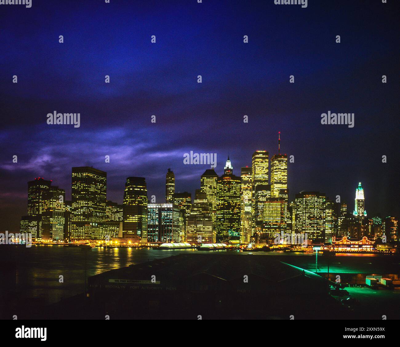New York 1990er Jahre, beleuchtete Skyline von Lower Manhattan, WTC World Trade Center Twin Towers, Night , New York City, NYC, NY, Bundesstaat New York, USA, Stockfoto