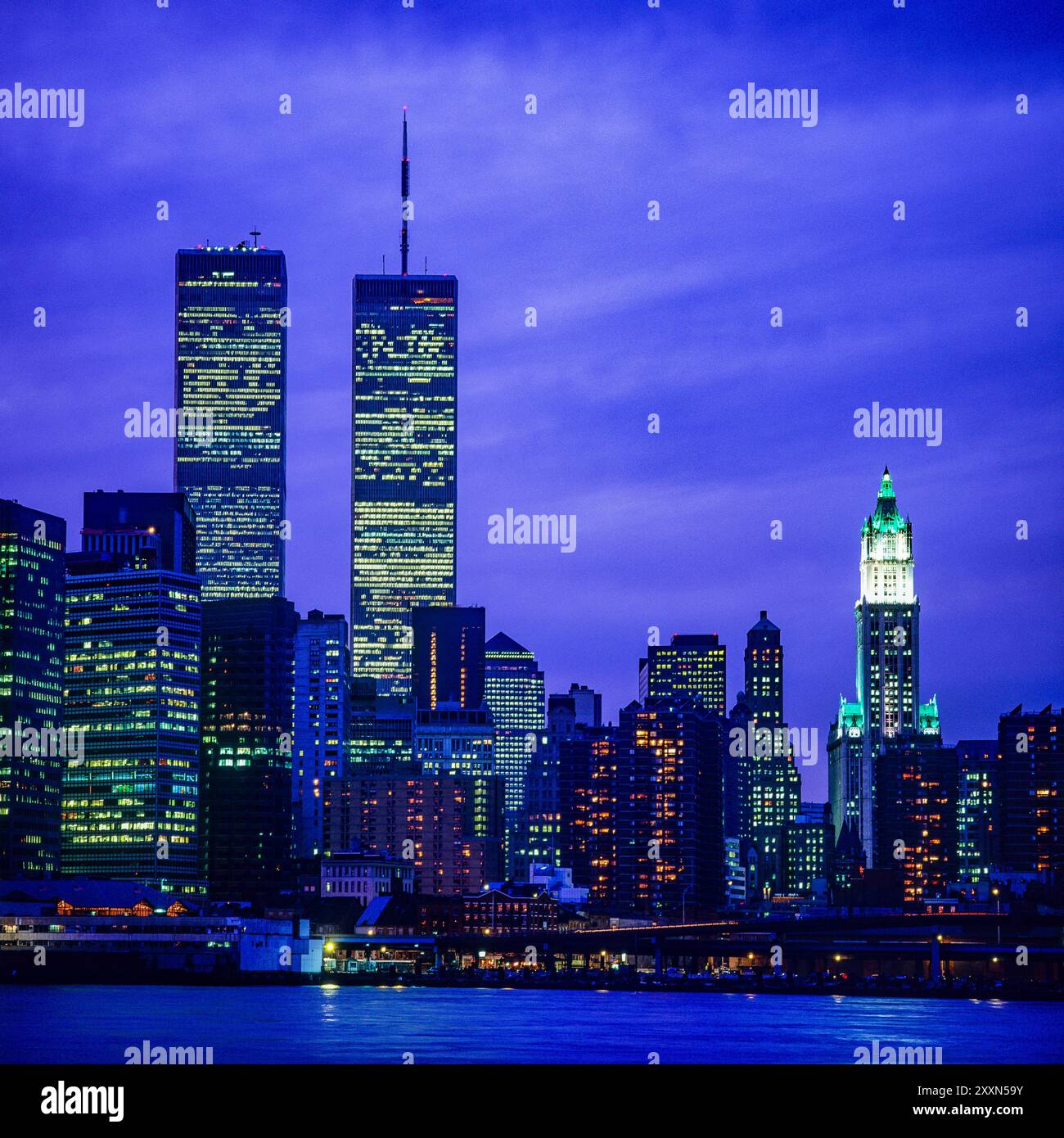New York 1990er Jahre, Skyline von Lower Manhattan, WTC World Trade Center Twin Towers, East River, Abenddämmerung, New York City, NYC, NY, Bundesstaat New York, USA, Stockfoto