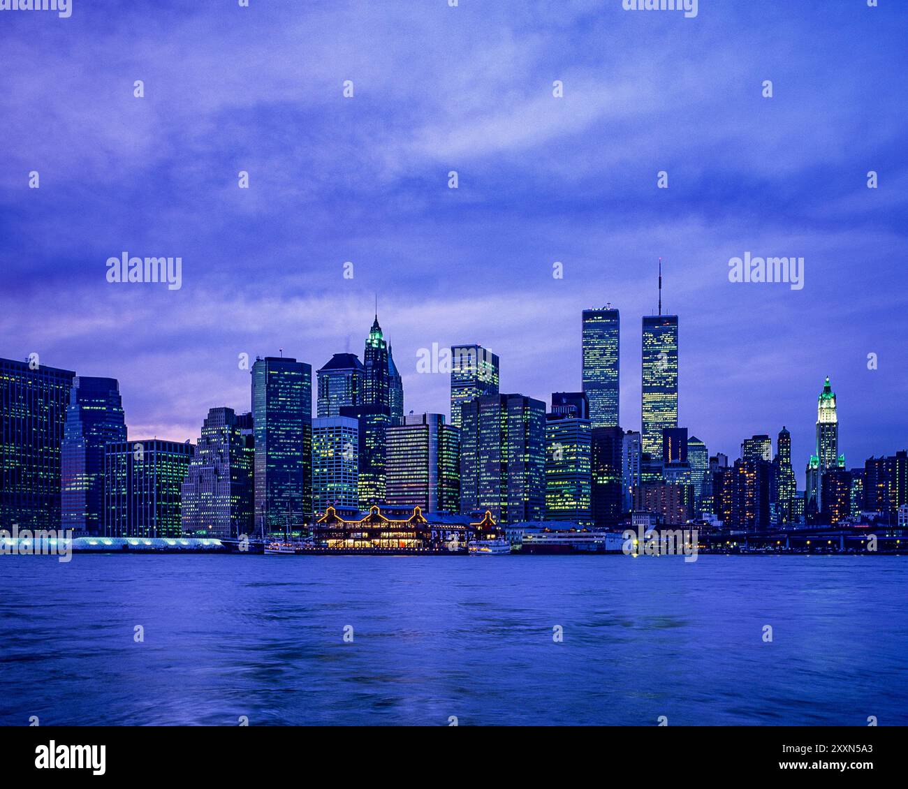 New York 1990er Jahre, Skyline von Lower Manhattan, WTC World Trade Center Twin Towers, East River, Twilight, New York City, NYC, NY, Bundesstaat New York, USA, Stockfoto