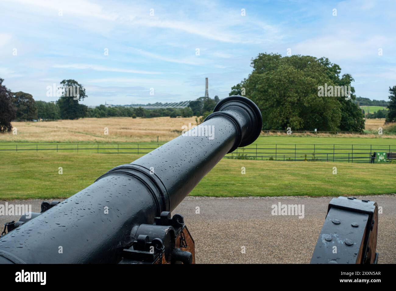 Eine große schwarze Kanone steht im Oldbridge House Museum und blickt über die Schlacht von Boyne. Co Louth, Irland. Stockfoto