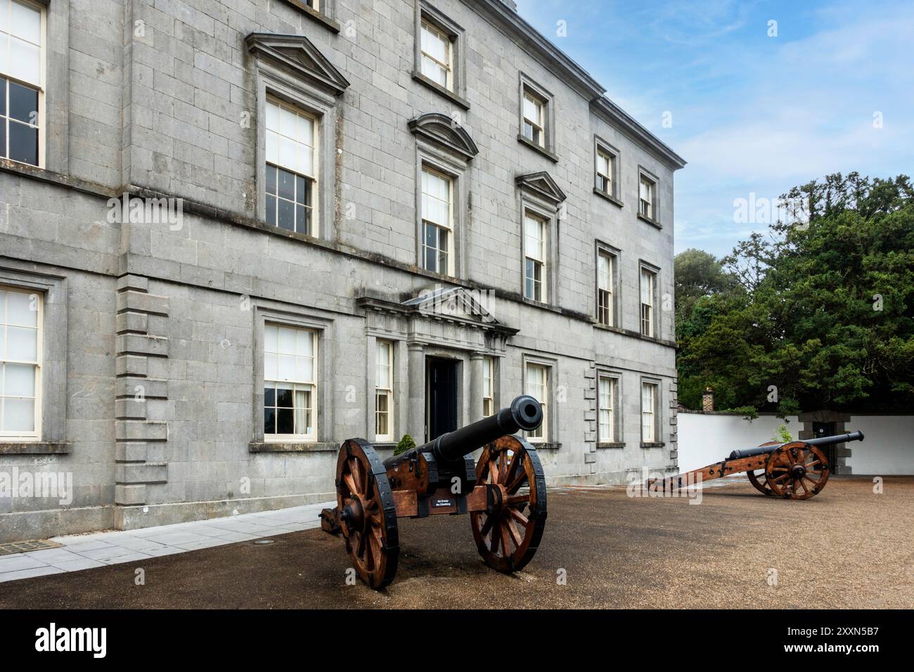 Zwei antike Kanonen stehen prominent vor dem Oldbridge House in Co Louth, Irland, Museum of the Battle of the Boyne. Stockfoto