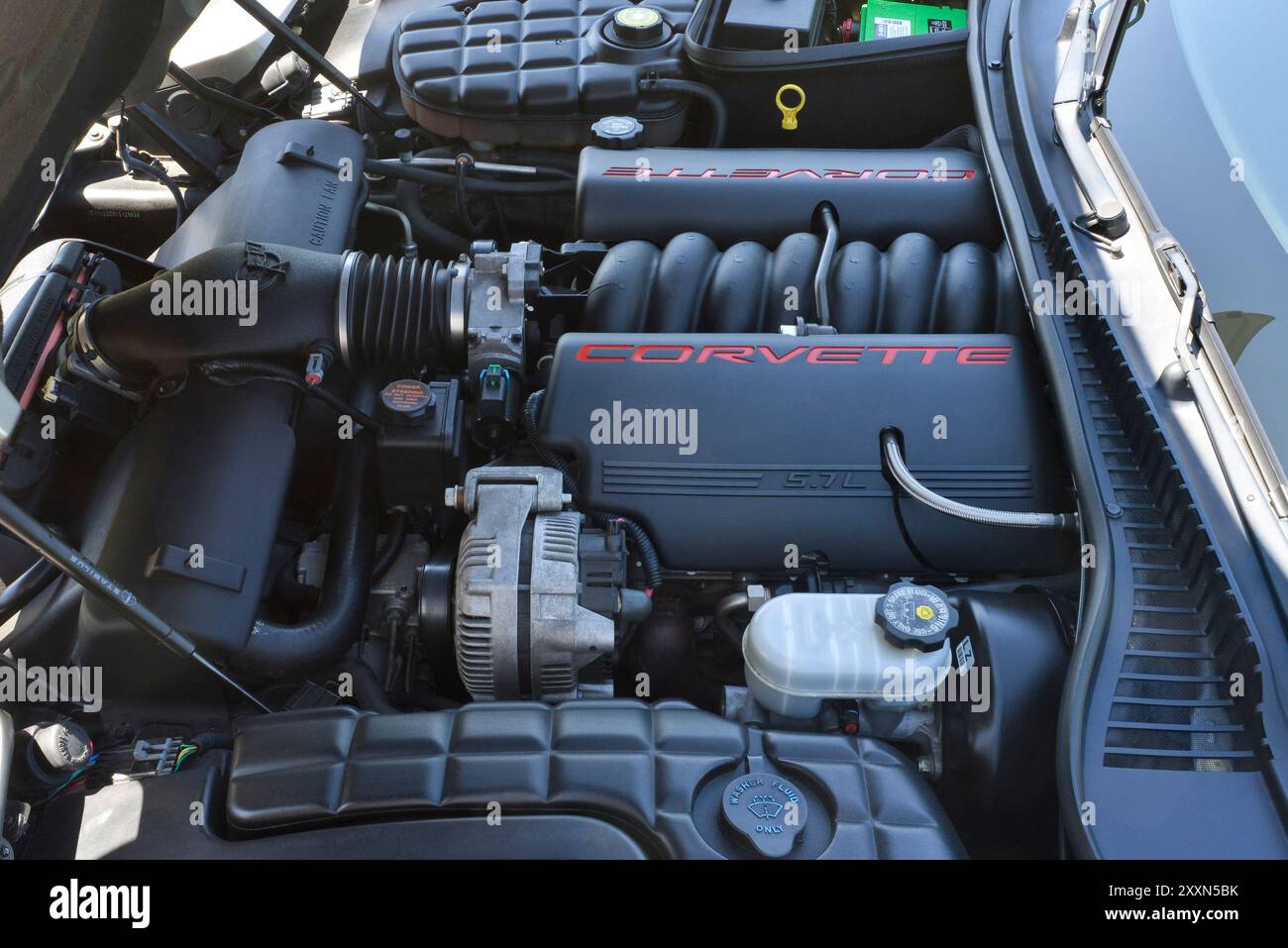 Der 5,7-Liter-V-8-Sockel des 2000 Corvette liefert 345 PS und 350 lb.-ft. Des Drehmoments. Stockfoto