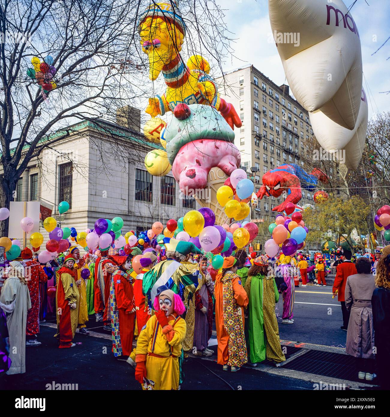 New York, 28. November 1991, Clowns, Big Bird, Eisbecher, Ballons, Macy's Thanksgiving Day Parade, New York City, New York City, New York, New York State, USA, Stockfoto