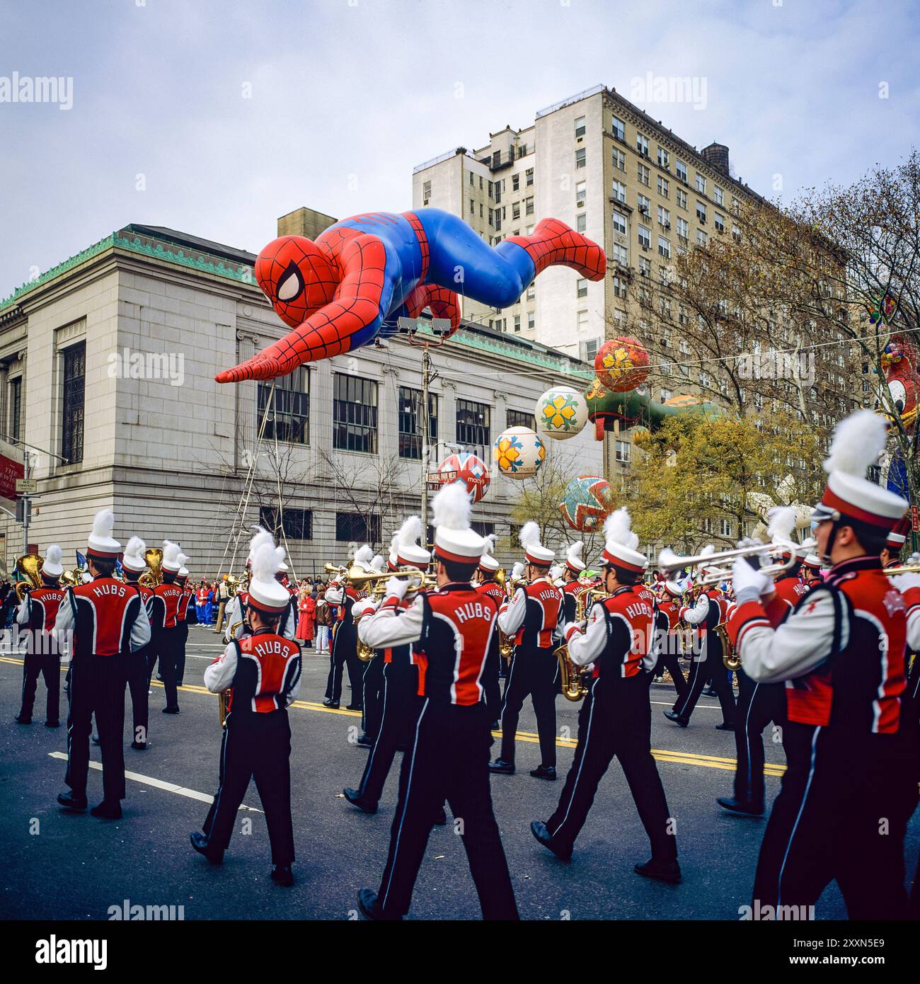 New York, 28. November 1991, HUBS Marching Band, Spider-man Ballon, Macy's Thanksgiving Day Parade, New York City, NYC, New York State USA, Stockfoto