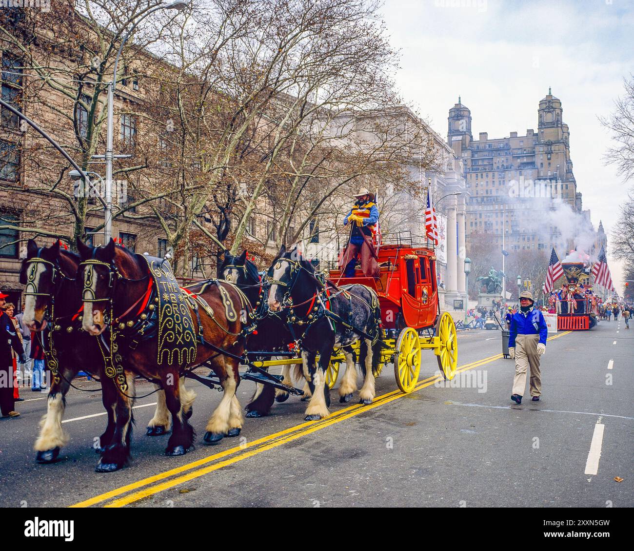 New York, 28. November 1991, The Northwind Museum Stage Red Coach, Macy's Thanksgiving Day Parade, New York City, New York City, New York USA, Stockfoto