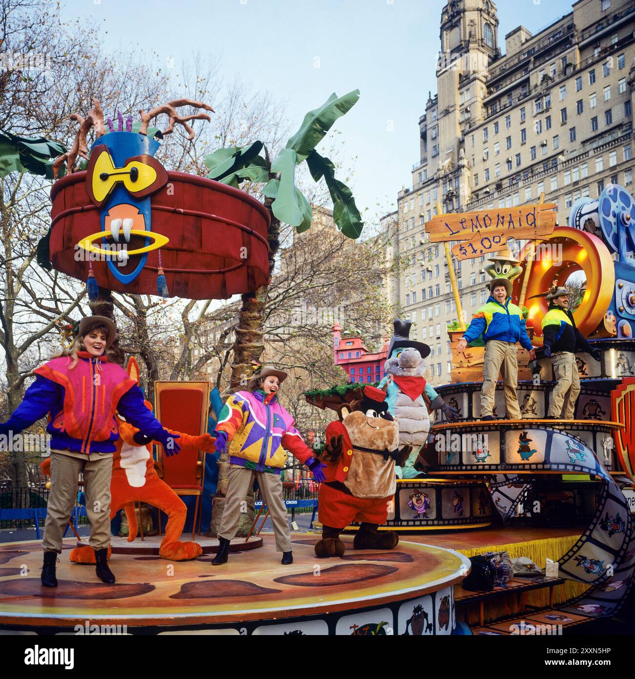 New York, 28. November 1991, Taz-Mania Float, Tänzer, Macy's Thanksgiving Day Parade, New York City, New York City, New York City, New York State, New York City, New York State, USA, Stockfoto