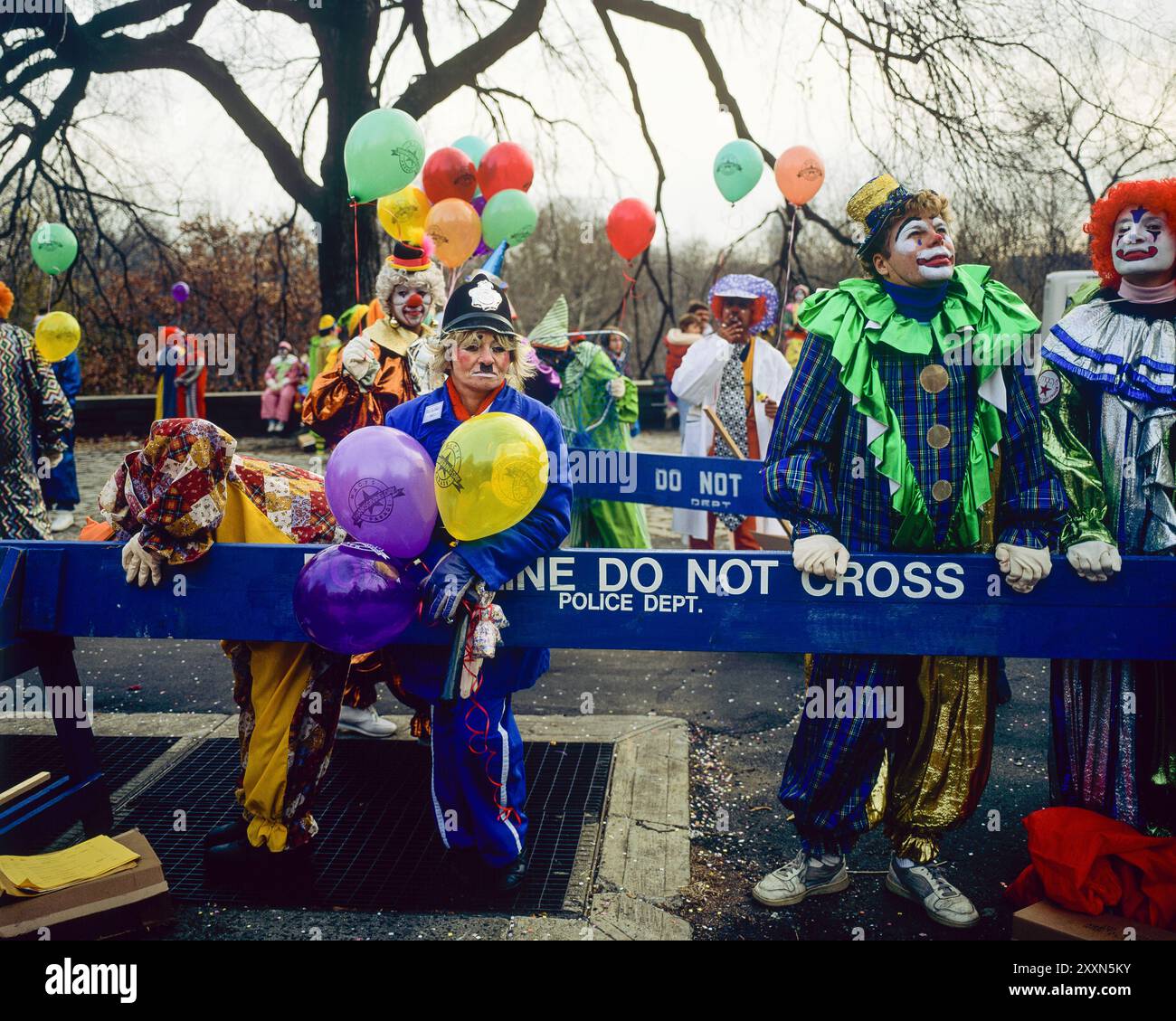 New York, 28. November 1991, Macy's Thanksgiving Day Parade, Clown Clowns hinter der Polizeilinie, Ballons, New York City, NYC, NY, Bundesstaat New York, USA, Stockfoto