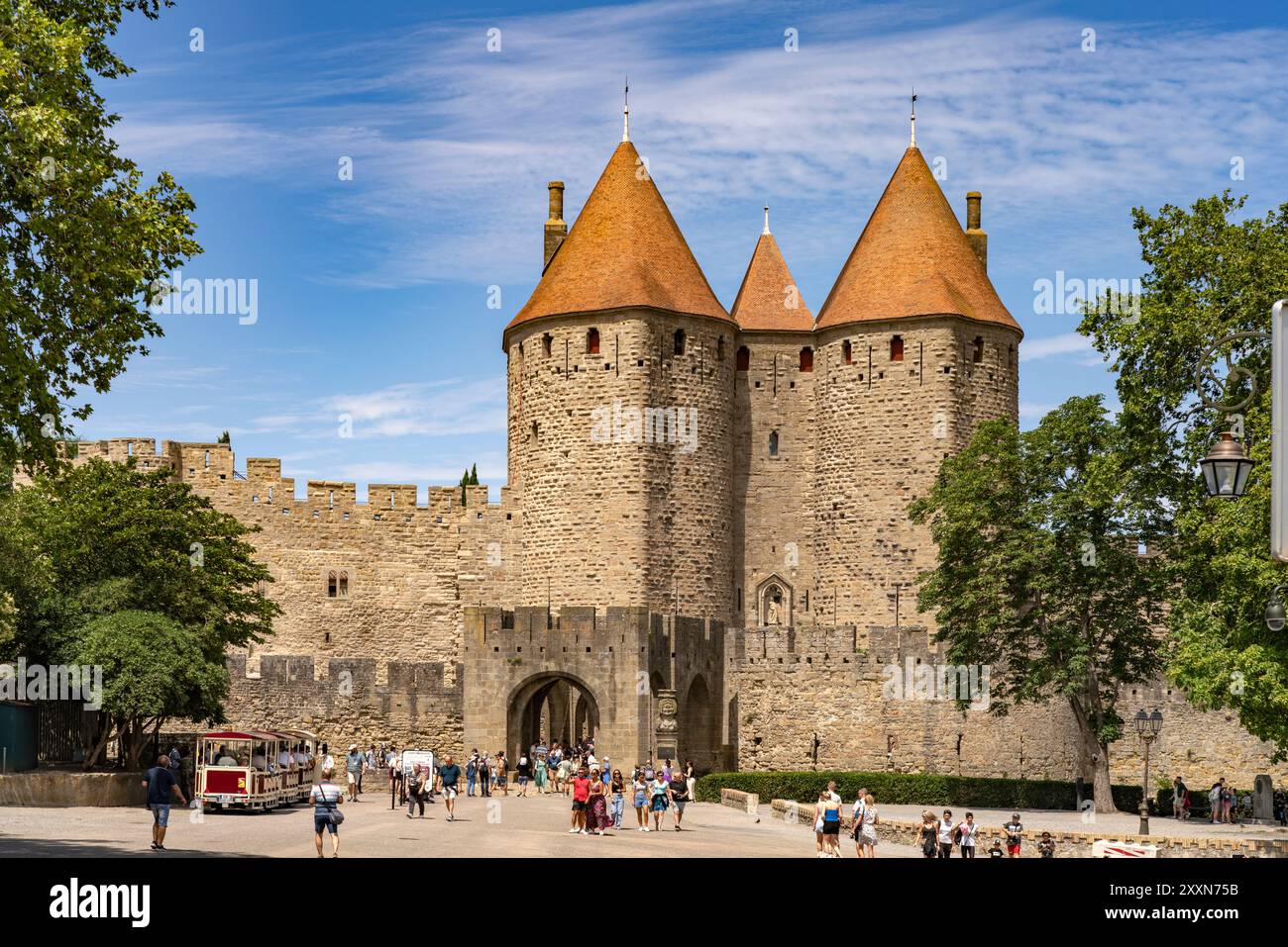 Das Tor von Narbonnaise der mittelalterlichen Festung Cité de Carcassonne, Frankreich, Europa | Narbonnaise Tor der mittelalterlichen Festung Cité de CARC Stockfoto