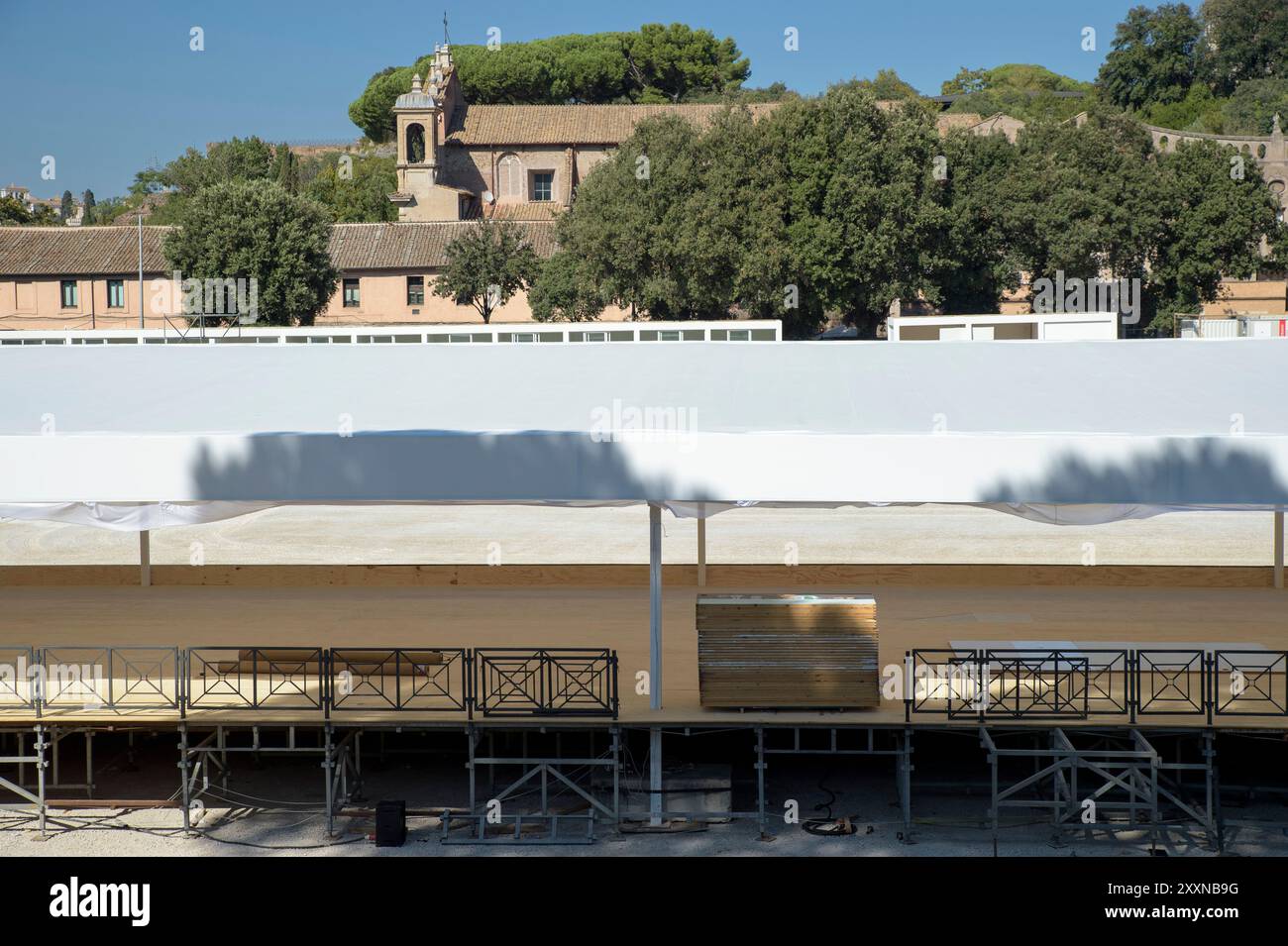 Rom, Italien. August 2024. Die Baustelle für die Vorbereitung der Longines Global Champions Tour in Rom. Die Arbeiten laufen im Circus Maximus für die Longines Global Champions Tour, die renommierteste Springstrecke, die in Rom Halt macht. Die Longines Global Champions Tour hat im Februar letzten Jahres in Doha begonnen und wird an renommierten Orten in einigen der faszinierendsten Städte der Welt Halt machen, darunter Miami, Mexiko-Stadt, Shanghai, Madrid, Paris, Stockholm, Saint-Tropez, Cannes, Monaco und London, für insgesamt 16 Ziele auf der ganzen Welt. (Kreditbild Stockfoto