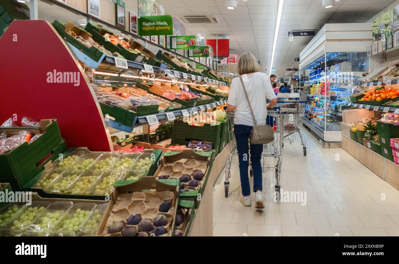 Hamburg, Deutschland. August 2024. Ein Kunde kauft Obst in einem LIDL-Supermarkt. Quelle: Markus Scholz/dpa/Alamy Live News Stockfoto