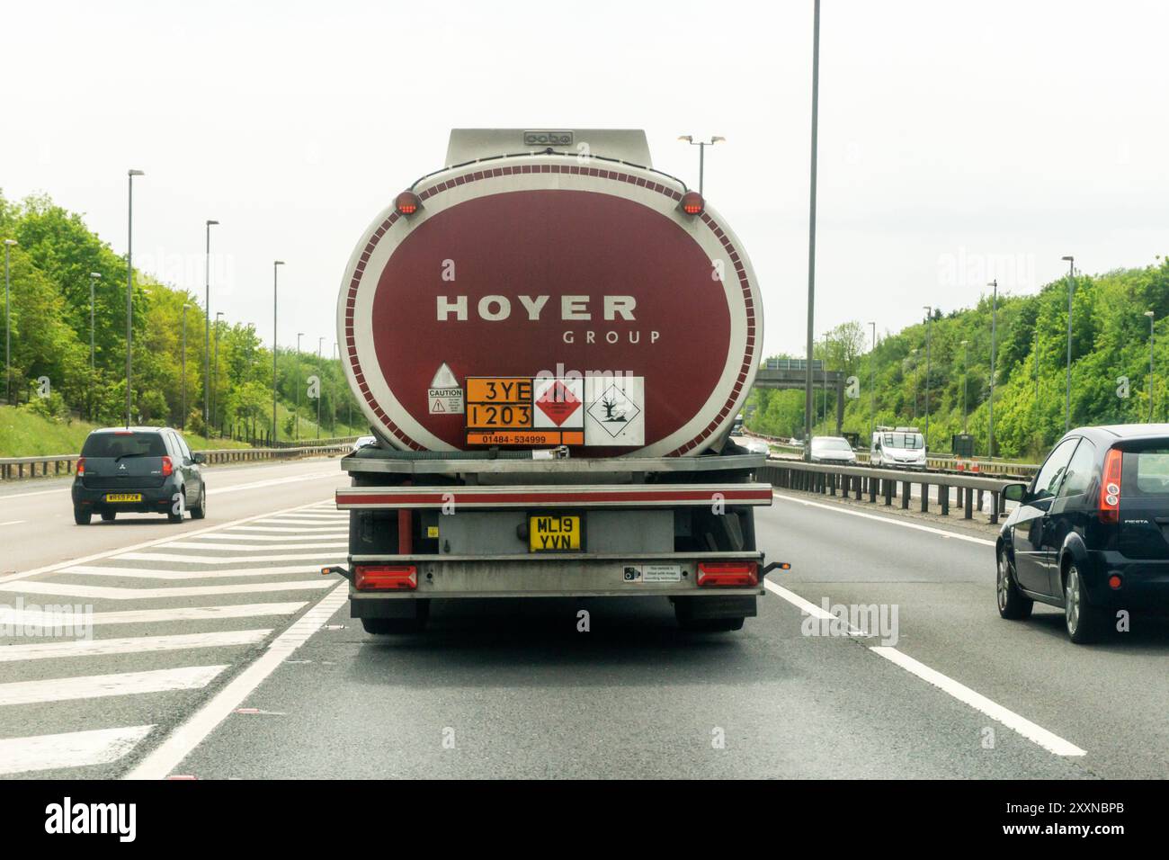 Ein Tankfahrzeug der Hoyer Group, das auf der Autobahn M11 in Essex unterwegs ist. Transport brennbarer Flüssigkeiten. Stockfoto