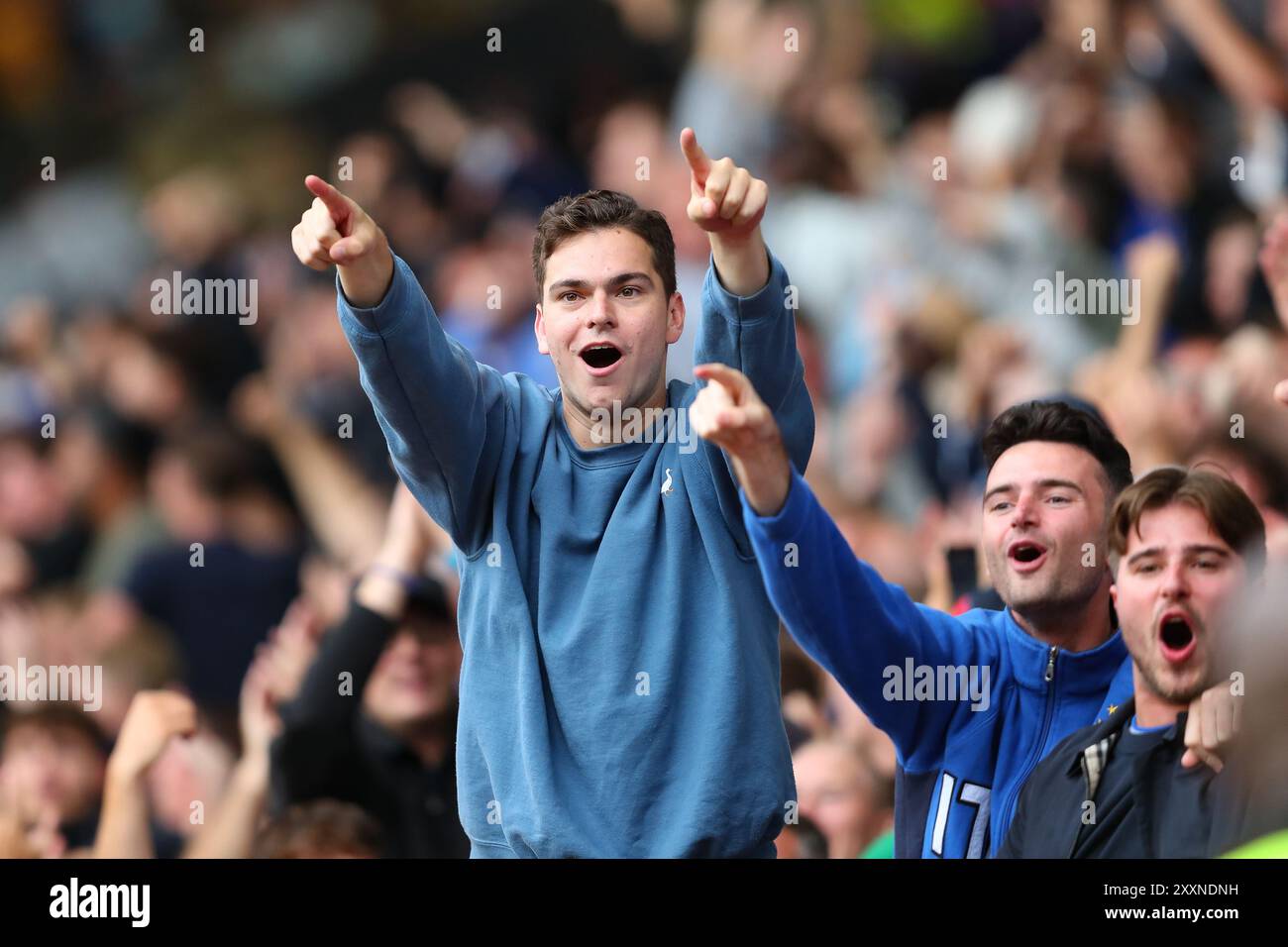 Wolverhampton, Großbritannien. August 2024. ChelseaÕs Fans während des Premier League-Spiels zwischen Wolverhampton Wanderers und Chelsea Credit: MI News & Sport /Alamy Live News Stockfoto