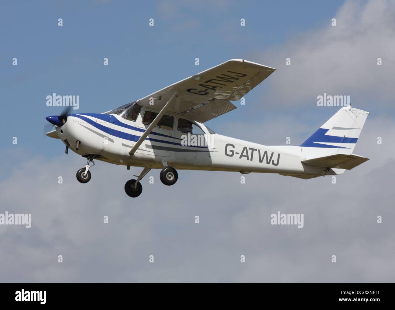 Ein Reims-Cessna F172F Skyhawk startet vom Headcorn Flugplatz in Kent Stockfoto