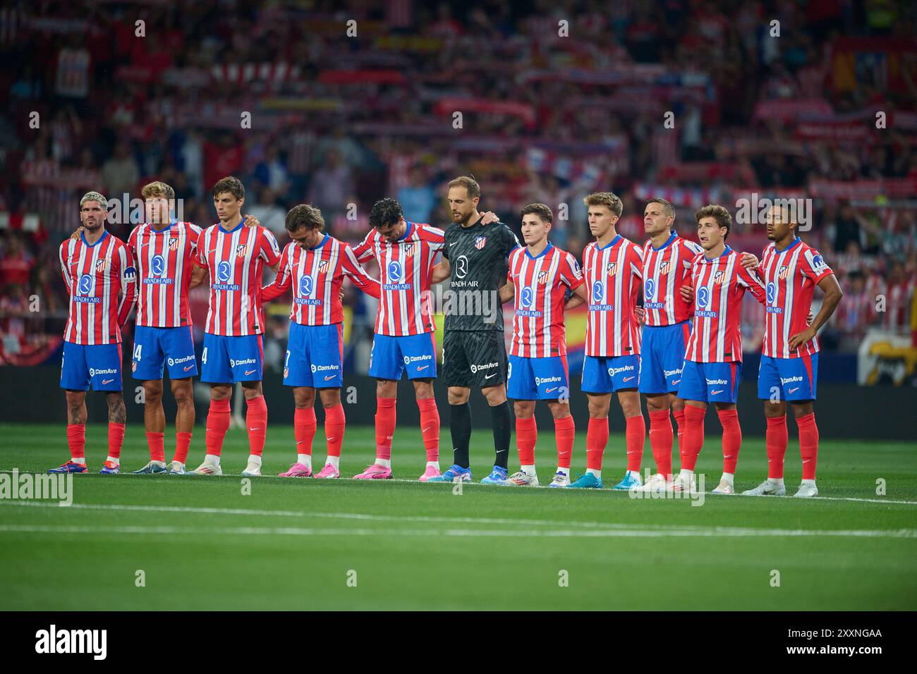 Madrid, Spanien. August 2024. MADRID, SPANIEN - 26. AUGUST: Das Team des Club Atletico de Madrid hält eine Schweigeminute vor dem LaLiga EA Sports Spiel zwischen Club Atletico de Madrid und Girona FC im Civitas Metropolitano Stadium am 25. August 2024 in Madrid, Spanien. (Foto von Francisco Macia/Photo Players Images/Magara Press) Credit: Magara Press SL/Alamy Live News Stockfoto