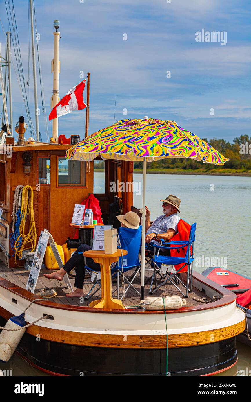 Bootsbesitzer interagieren mit der Öffentlichkeit beim Steveston Maritime Festival in British Columbia Stockfoto