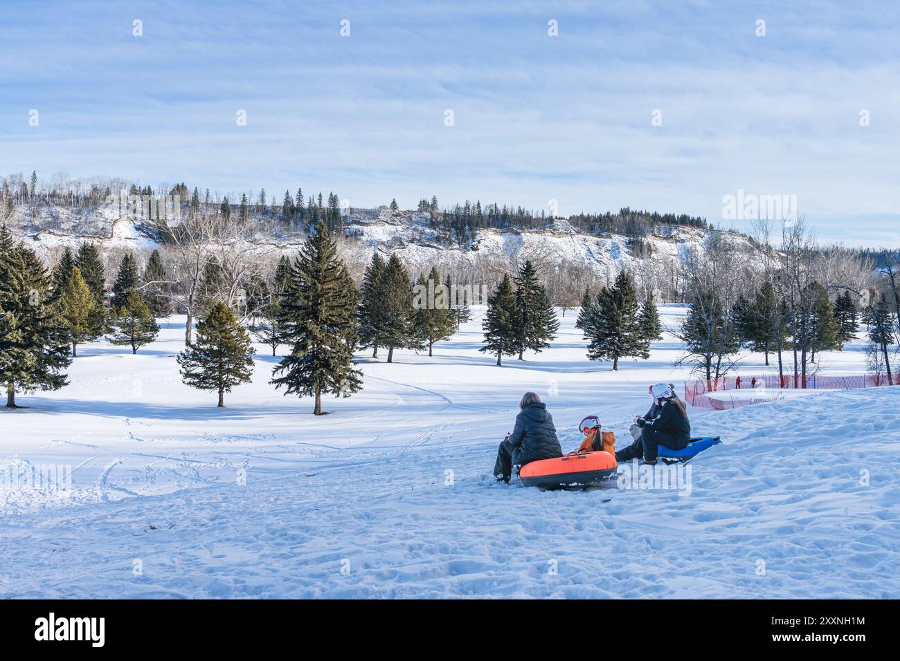 Devon, Kanada, 28. Januar 2024: Schneeröhrenfahrer beobachten die Winterlandschaft des Golfclubs Devon mit Skipisten, die vom Devon Nordic Ski Club gepflegt wurden Stockfoto