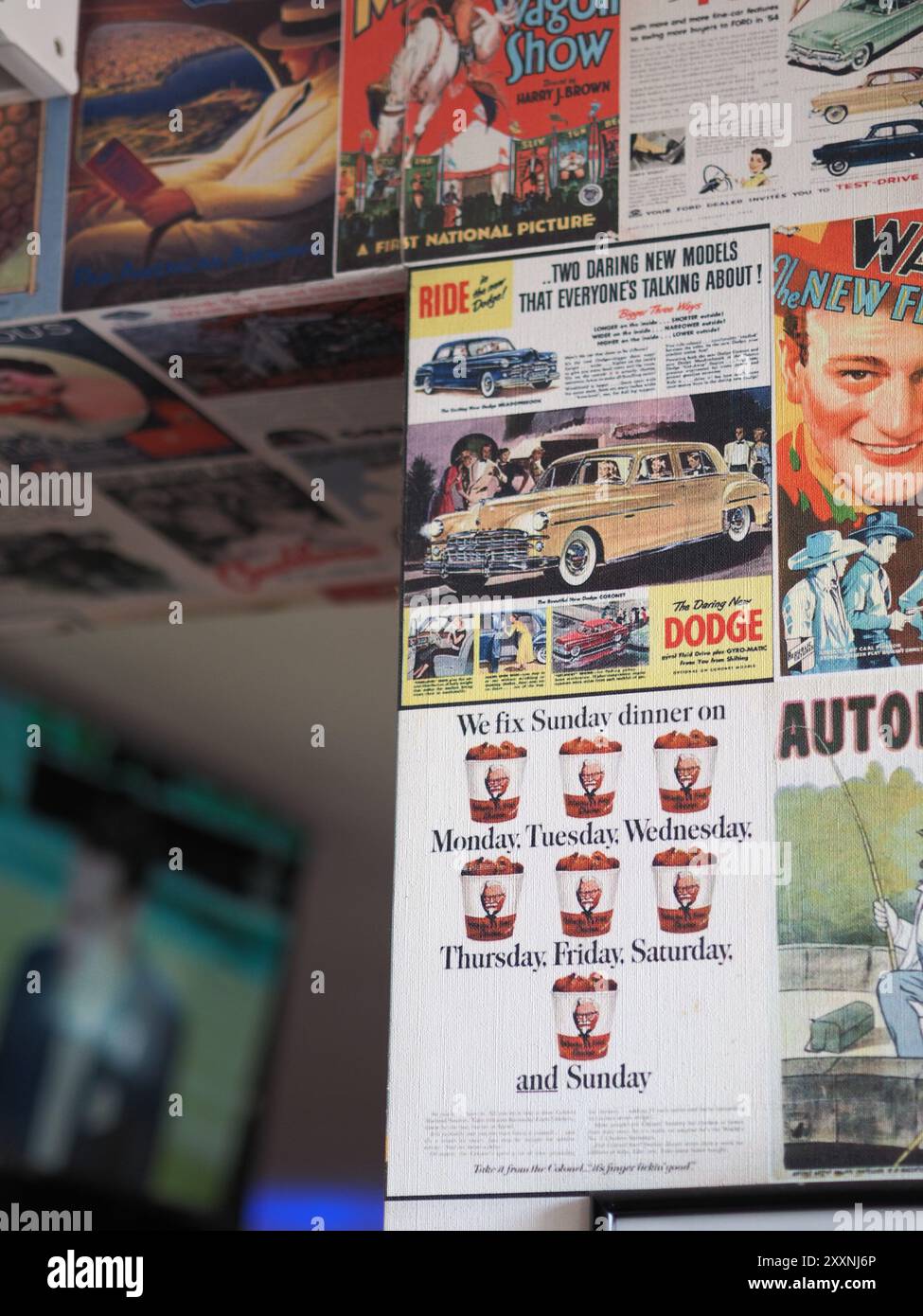 Danzig, Polen - 13. Juli 2024: Dieses Bild zeigt eine Sammlung von Vintage-Plakaten, die klassische Filme und Automobile fördern und den Nostalgi widerspiegeln Stockfoto