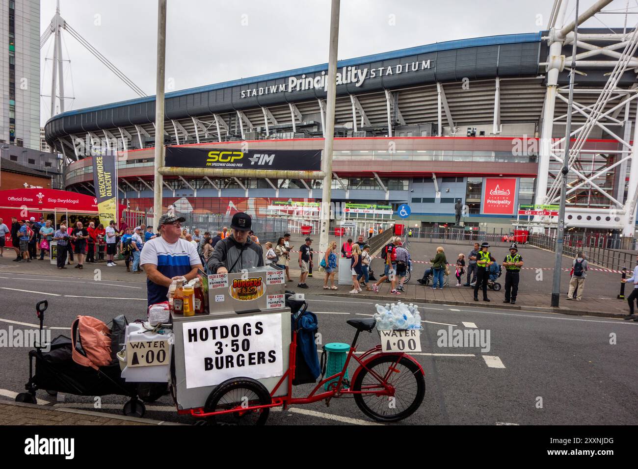 Hot Dogs und Burger zum Verkauf an Sportfans, die sich zu einem Grand prix auf dem speedway im Fürstentum-Stadion in der walisischen Hauptstadt Cardiff treffen Stockfoto