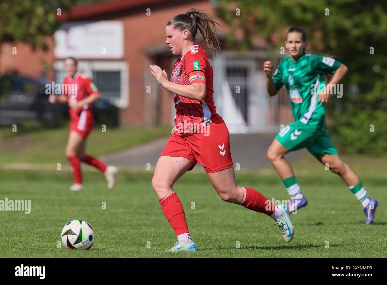 v.li.: Adriana Achcinska (1. FC Köln, 9) am Ball, Einzelbild, Ganzkörper, Aktion, Action, Spielszene, 25.08.2024, Münster (Deutschland), Fussball, Testspiel Frauen, SV Werder Bremen - 1. FC Köln Stockfoto