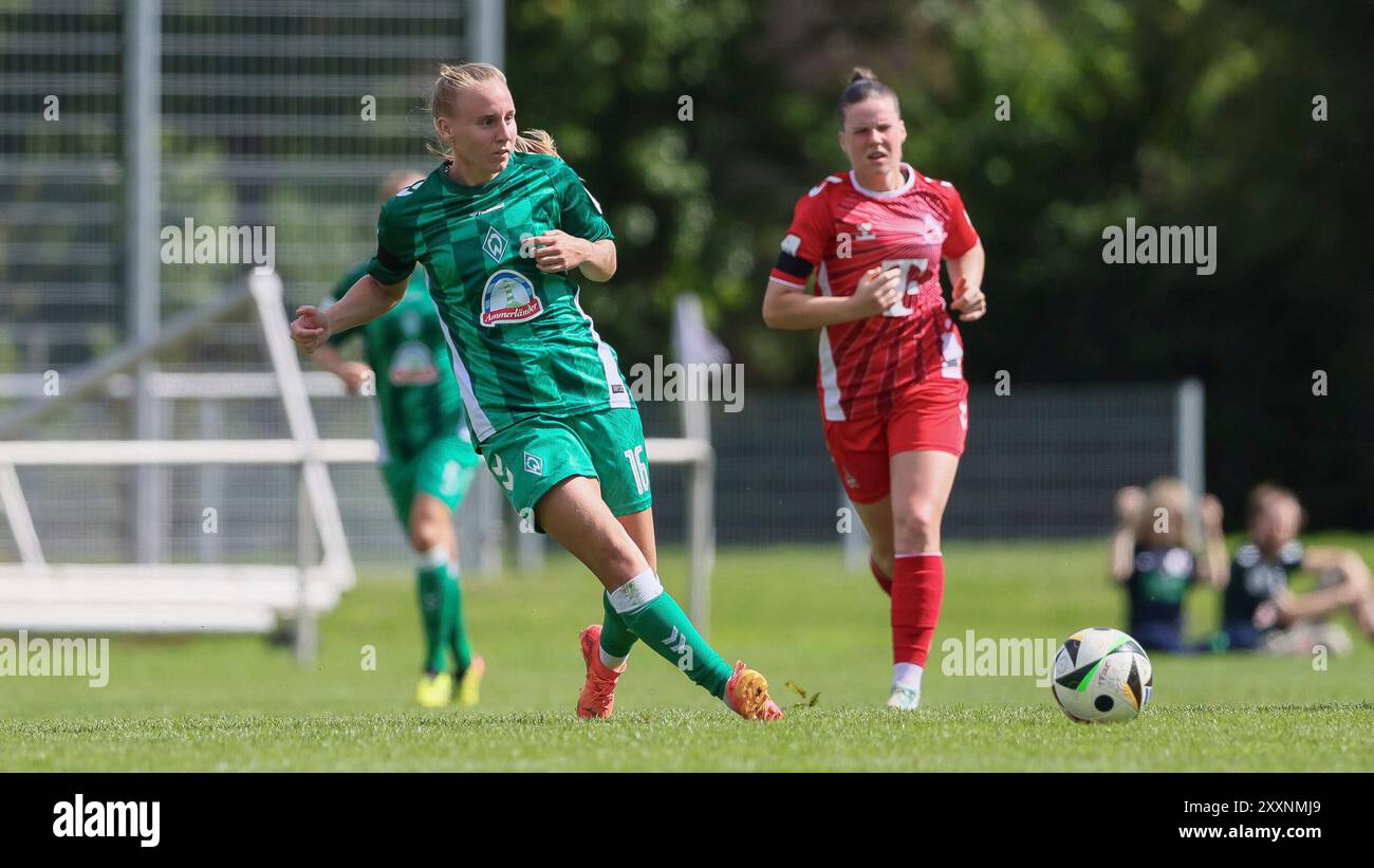 v.li.: Emöke Papai (SV Werder Bremen, 16) am Ball, Einzelbild, Ganzkörper, Aktion, Action, Spielszene, 25.08.2024, Münster (Deutschland), Fussball, Testspiel Frauen, SV Werder Bremen - 1. FC Köln Stockfoto