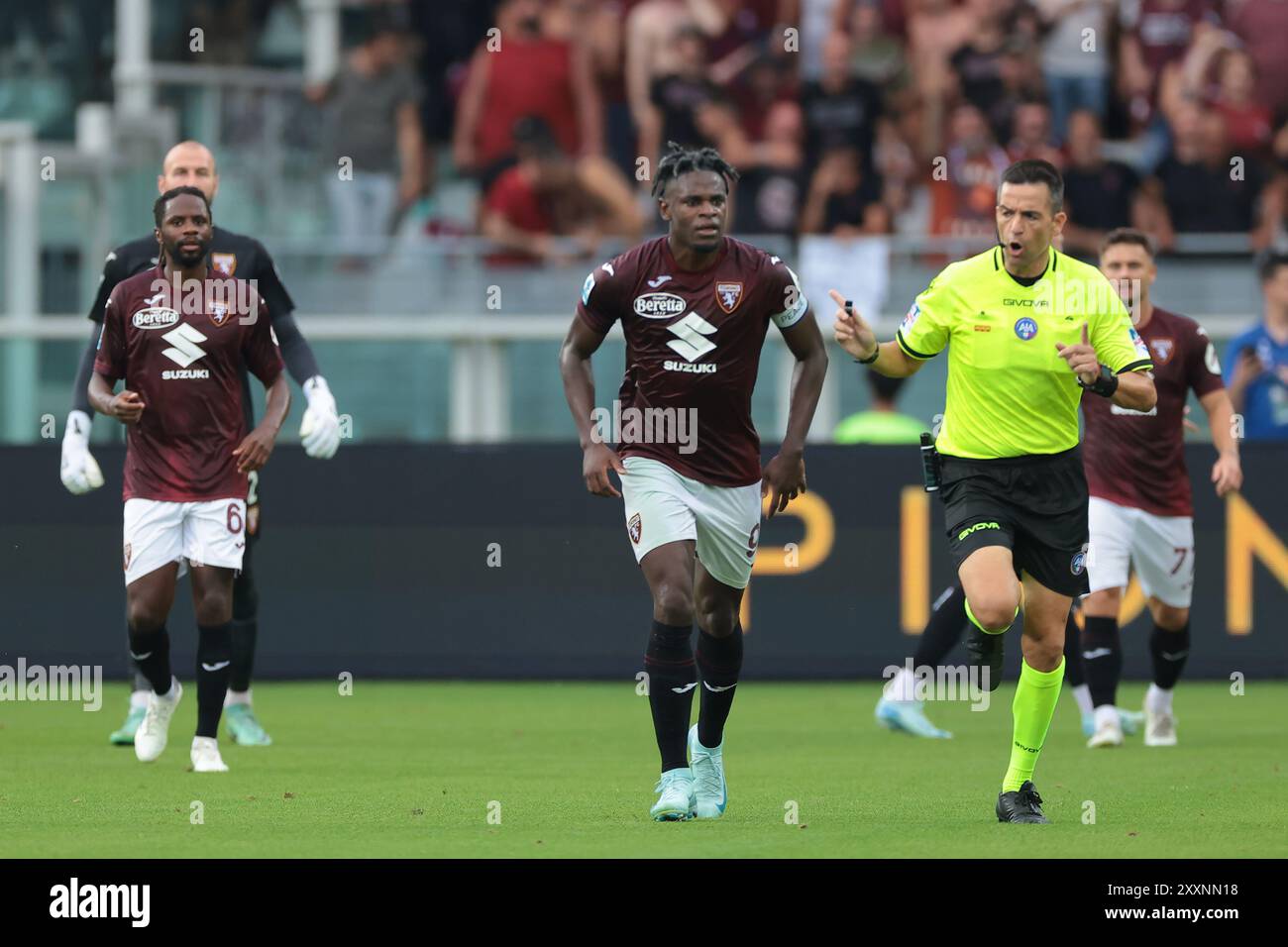 Turin, Italien. August 2024. Duvan Zapata vom FC Torino protestiert gegen den Schiedsrichter Antonio Rapuano, nachdem er im Stadio Grande Torino in Turin gegen seinen Teamkollegen Valentino Lazaro gekämpft hatte. Der Bildnachweis sollte lauten: Jonathan Moscrop/Sportimage Credit: Sportimage Ltd/Alamy Live News Stockfoto