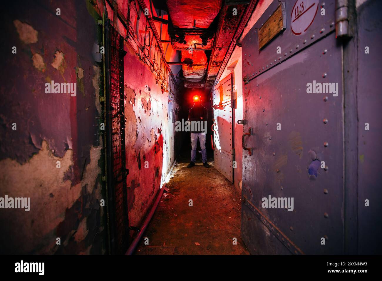 Stadtforscher im alten verlassenen Bunker. Stockfoto