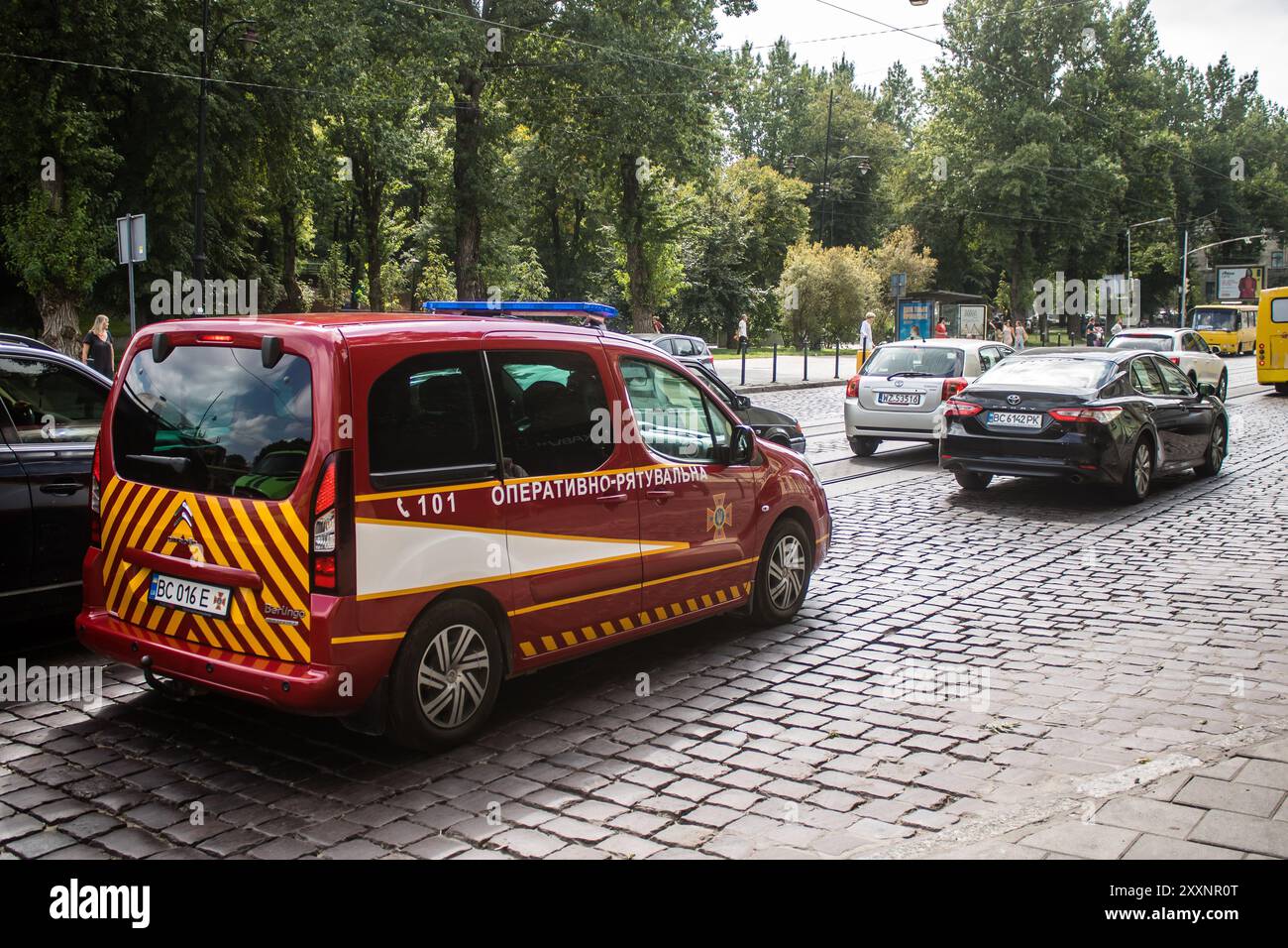 Lemberg, Ukraine, 25. August 2024 Ein Feuerwehrauto fährt durch das Stadtzentrum von Lemberg. Stockfoto