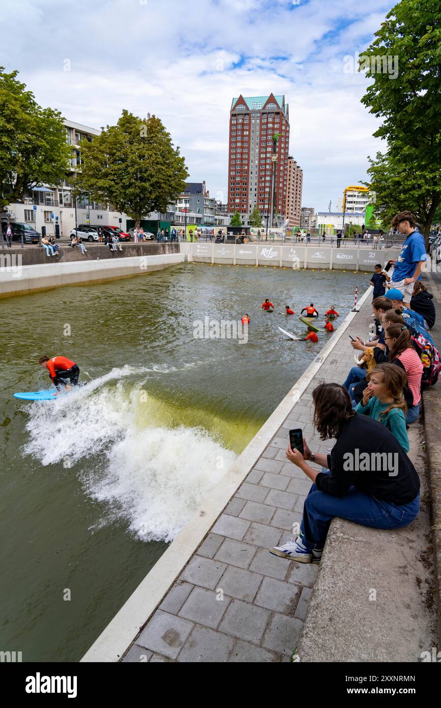 Surfanlage im Stadtzentrum von Rotterdam, Rif010, angeblich die weltweit erste Wellenanlage für Surfer in einer Stadt, in der Steigersgracht, A 1 Stockfoto