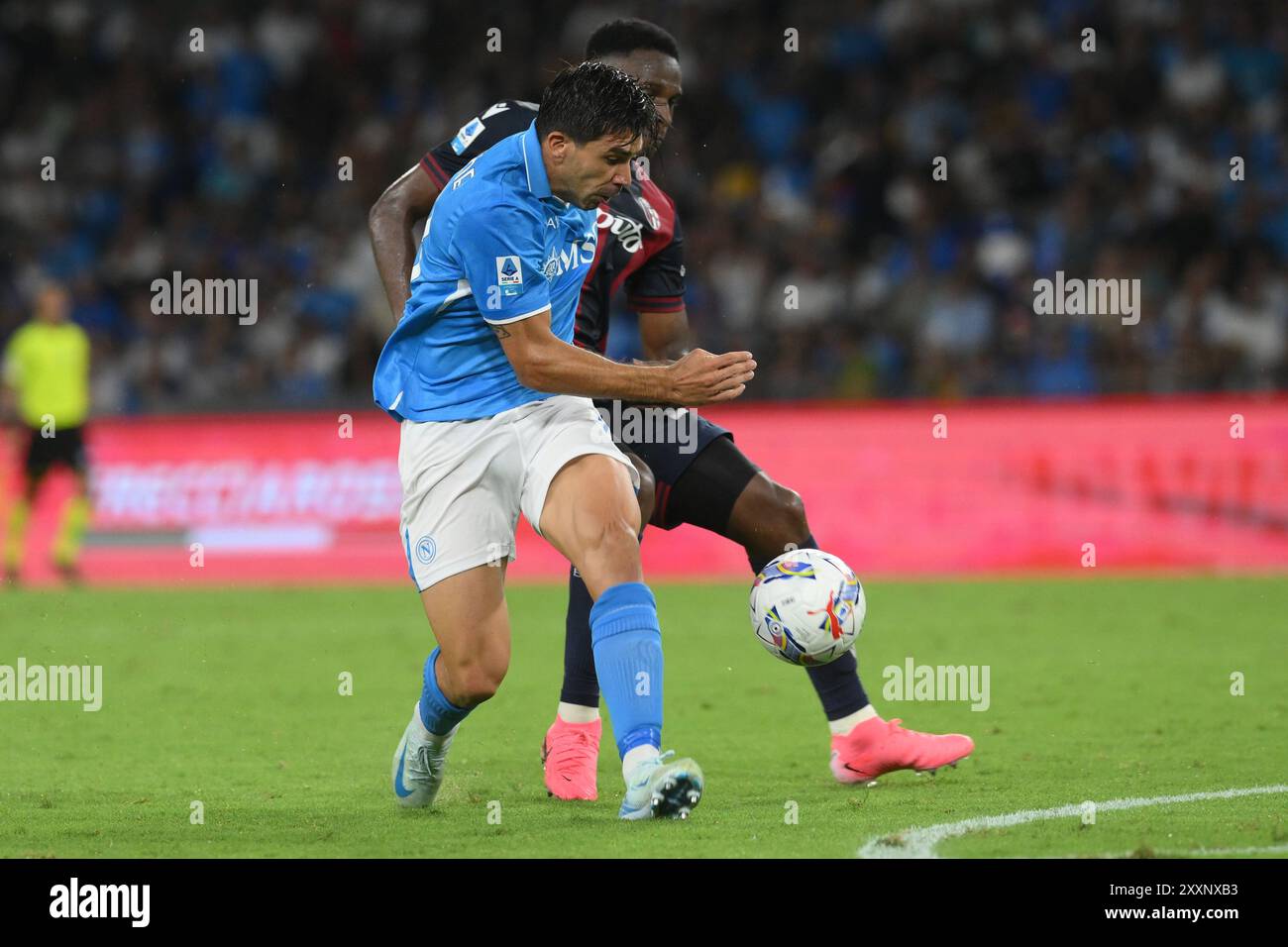 Napoli, Italien, 25. August, Math’as Olivera vom SSC Napoli konkurriert mit Nikola Moro vom Bologna FC 2024 in der Serie A Enilive zwischen SSC Napoli und Bologna FC Calcio:Agostino Gemito/ Alamy Live News um den Ball Stockfoto