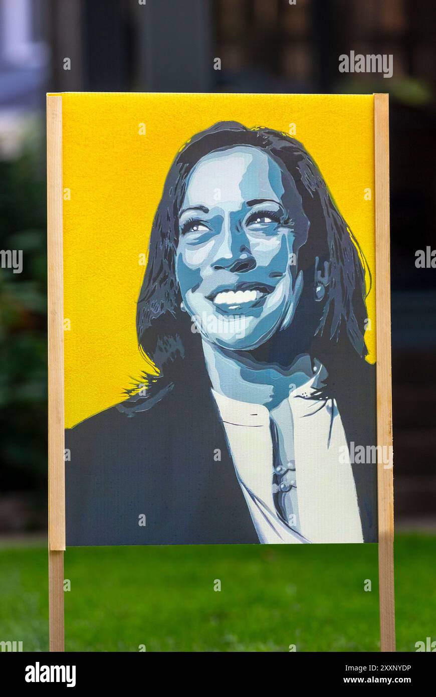 2024 Schild für die US-Präsidentschaftswahl mit einem Porträt-Gemälde, das Vizepräsidentin Kamala Harris darstellt Stockfoto