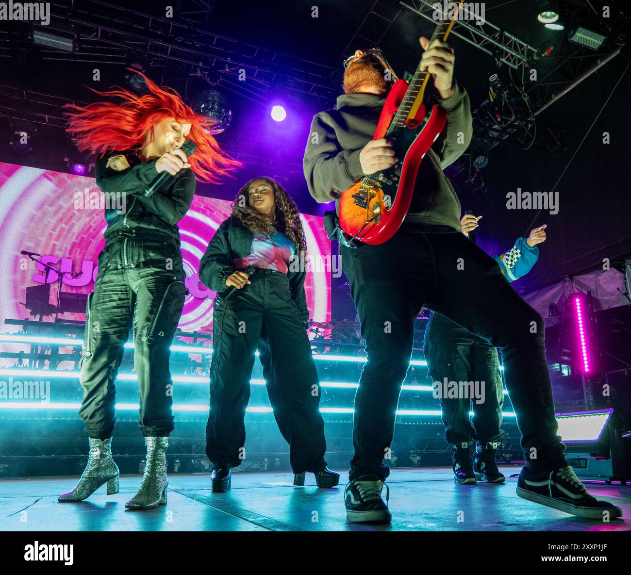 Manchester, Großbritannien. August 2024. Die Sugababes spielen beim Manchester Pride 2024 . Das diesjährige Thema lautet "Buzzin to be Queer - A Hive of Progress". Das Symbol der Manchester Bee führte die Parade an. Die Headline-Auftritte stammen von Jessie J, Loreen, Sugababes, Rita ora und dem größten Showman-Star Keala Settle. Mark Fletcher, CEO von Manchester Pride, trat ebenfalls vor dem legendären Symbol der Manchester Bee auf. Manchester UK. Bild: Garyroberts/worldwidefeatures.com Credit: GaryRobertsphotography/Alamy Live News Stockfoto