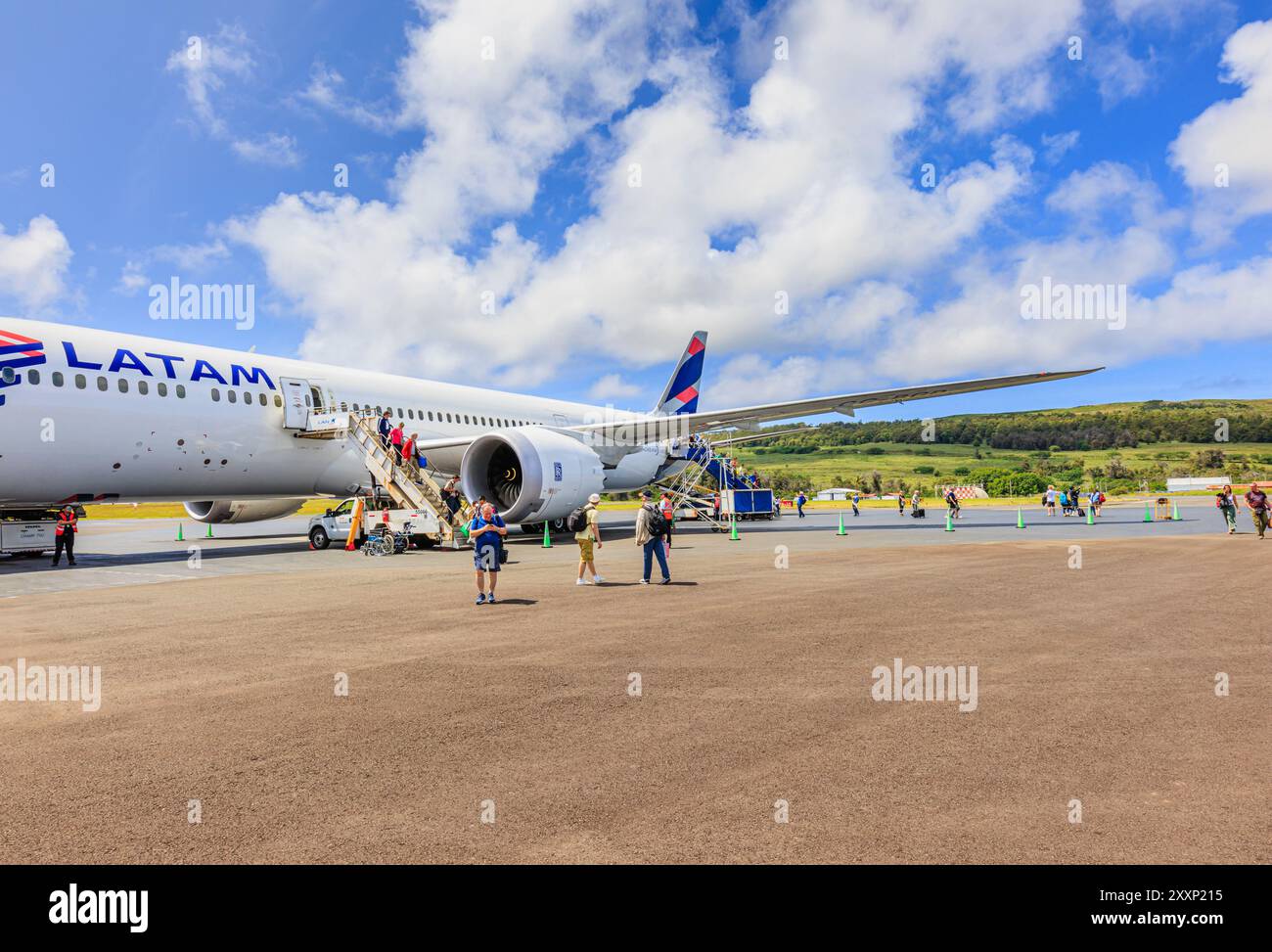 Passagiere, die am internationalen Flughafen Mataveri (Flughafen Isla de Pascua) ankommen, steigen von einem LATAM Dreamliner 787, Osterinsel (Rapa Nui), Chile aus Stockfoto