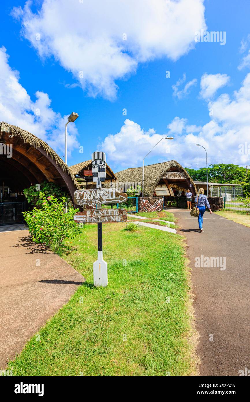Wegweiser für Begrüßung und Wegweiser zum Mataveri International Airport (Isla de Pascua Airport), Osterinsel (Rapa Nui), Chile Stockfoto
