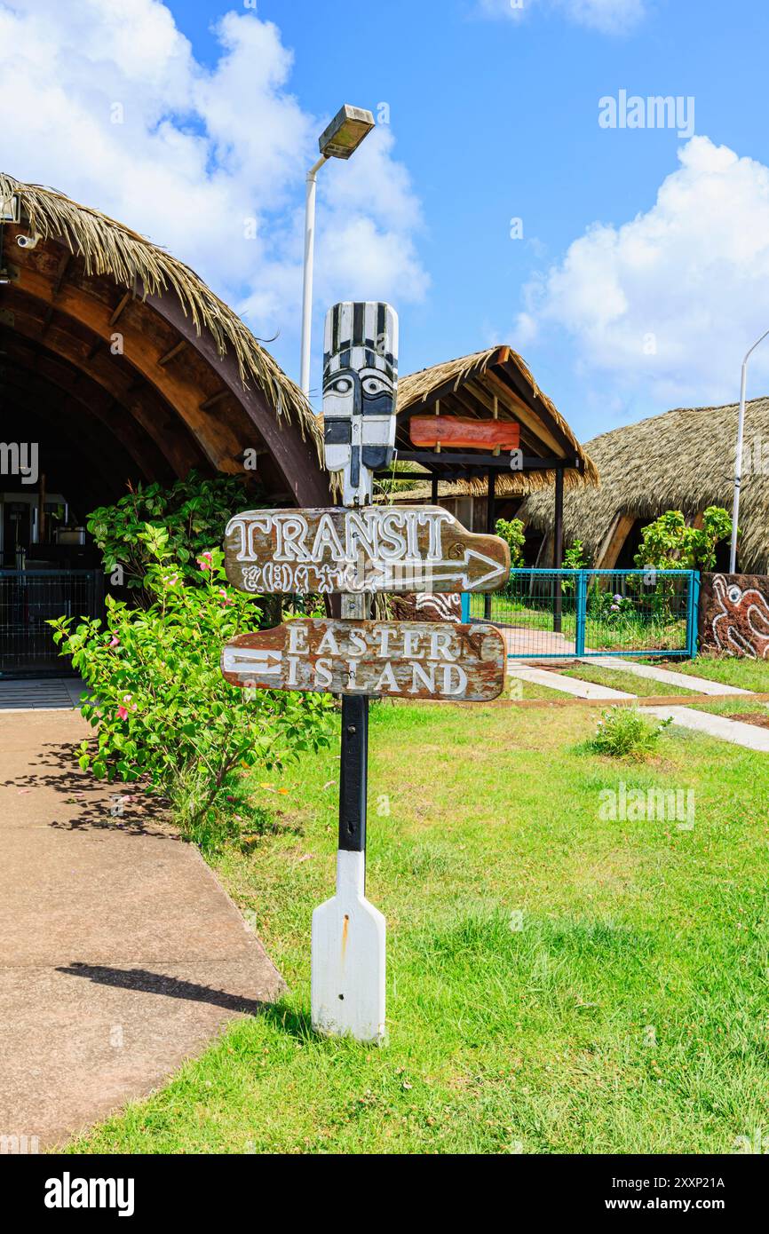 Wegweiser für Begrüßung und Wegweiser zum Mataveri International Airport (Isla de Pascua Airport), Osterinsel (Rapa Nui), Chile Stockfoto