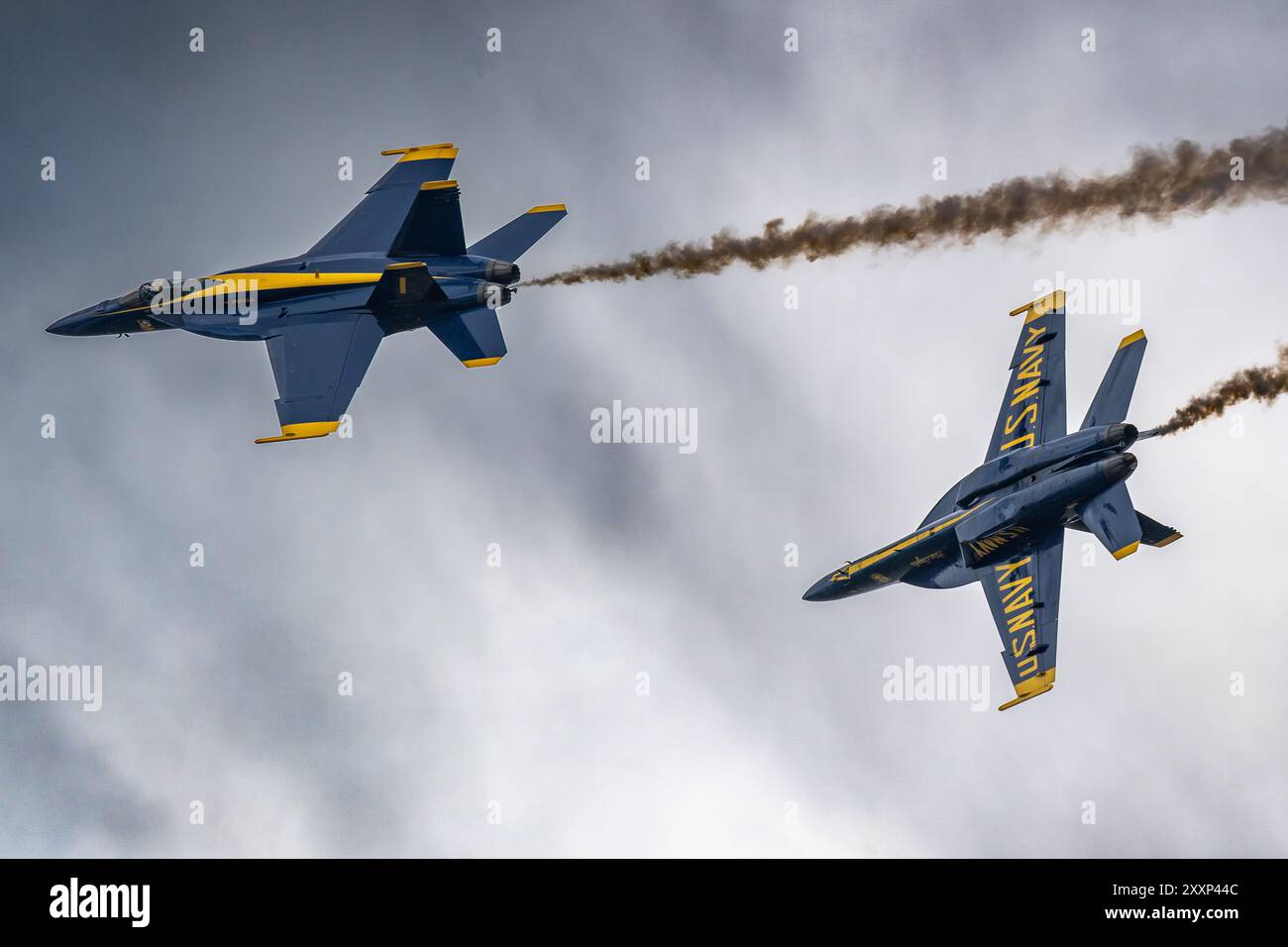 Schriever SFB, CO -- vor dem Hintergrund des klaren blauen Himmels führen die Blue Angels der United States Navy ein atemberaubendes Ballett der Luftpräzision du aus Stockfoto