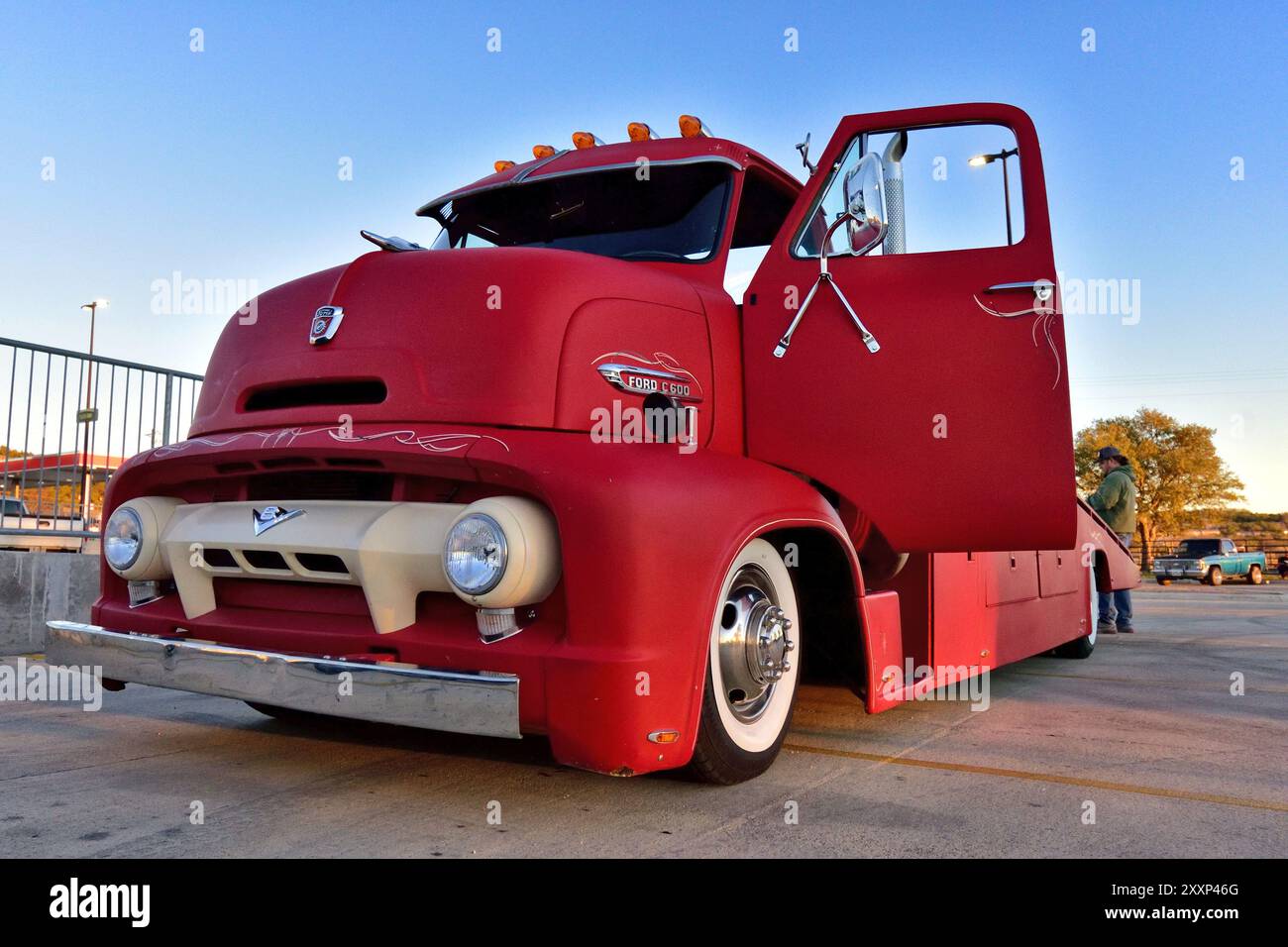 Red '54 Ford C600 Auto Transport Truck Stockfoto