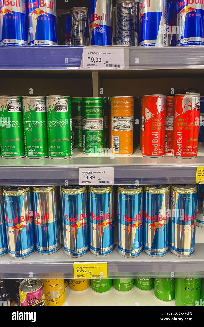 São Paulo, Brasilien 23. August 2024. Verschiedene Red Bull's in einem Regal, in einem Supermarkt in São Paulo, Brasilien. Stockfoto