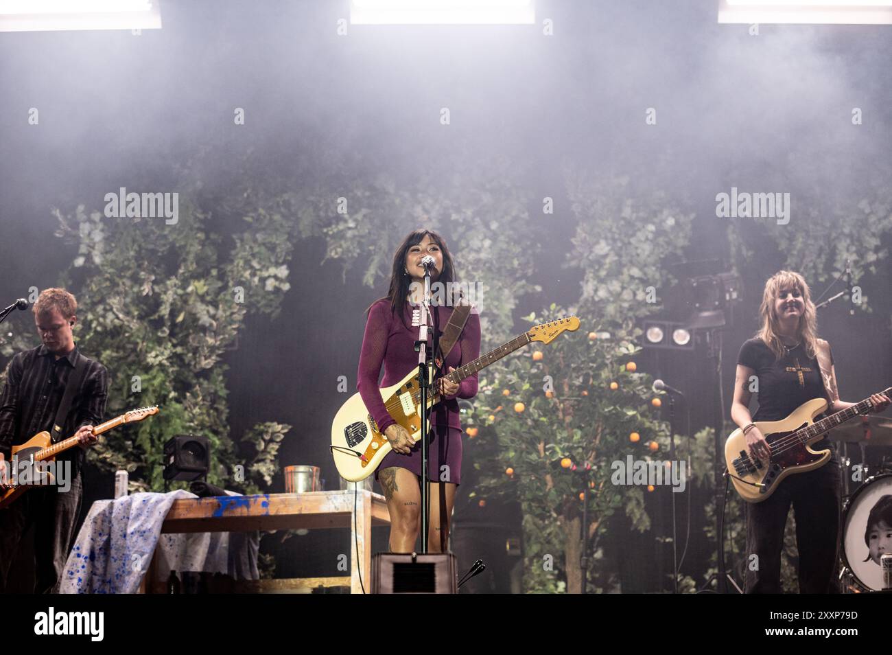 Reading, Berkshire, Großbritannien. August 2024. Beabadoobee tritt auf Radio 1 Stage beim Reading Festival auf. Cristina Massei/Alamy Live News Stockfoto