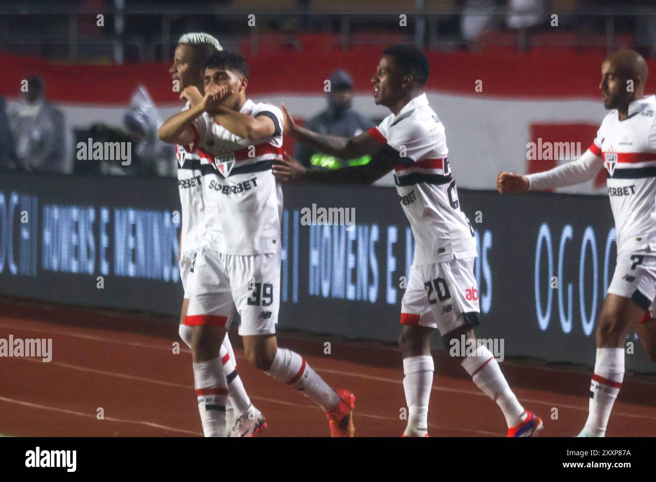 São PAULO, SP - 25.08.2024: São PAULO FC X VIT'RIA - William feiert ein Tor während des Spiels zwischen São Paulo und Vitória, gültig für die 24. Runde der brasilianischen Meisterschaft 2024, die am Sonntagabend (25) in MorumBis ausgetragen wird. (Foto: Yuri Murakami/Fotoarena/SIPA USA) Credit: SIPA US/Alamy Live News Stockfoto